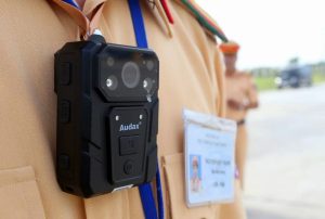Camera đeo ngực CSGT